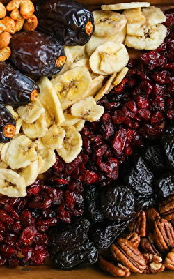 Trockenfrüchte, Frühstückscerealien, Nüsse, Snacks